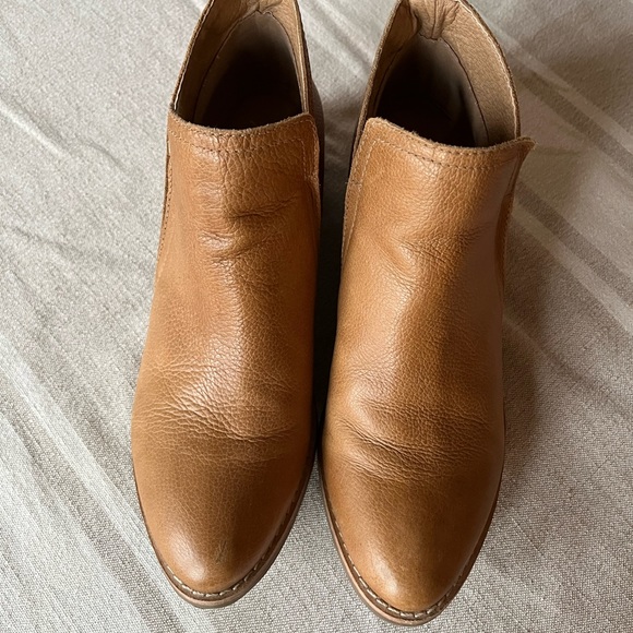 These beautiful boots are so cute! I only wore them twice to work; inside. - Picture 6 of 6